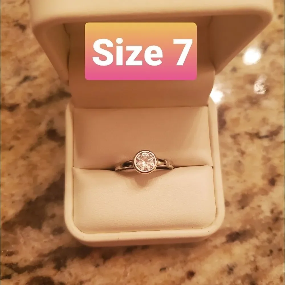 Stylish Solitary w/ High Quality Crystal CZ Stone